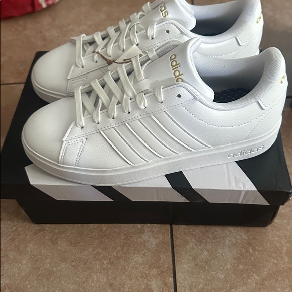 Adidas Grand Court 2 Classic White and Gold Sneakers Sz 8 NEW in BOX - Picture 1 of 7